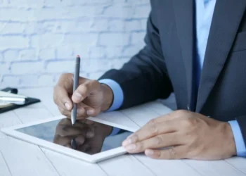 “Unlocking the Rewards of Finanzas: Managing Money with Confidence”