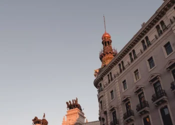 “The Beauty of Economía: Enhancing Wealth and Well-being”