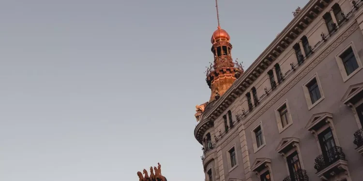 “The Beauty of Economía: Enhancing Wealth and Well-being”