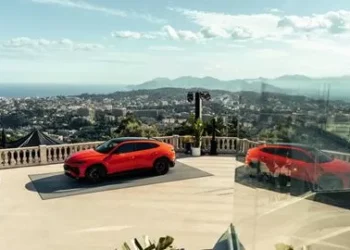 Lamborghini presented the URUS SE in France: its first plug−in hybrid SUV