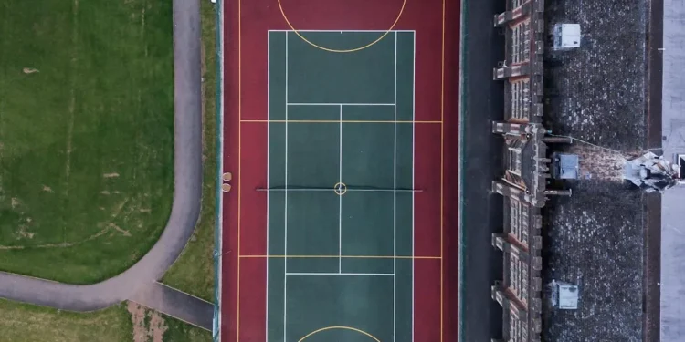 “The Importance of Deportes: Physical and Social Benefits”