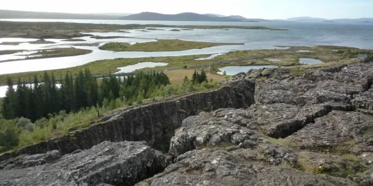 Gargantuan Waves in Earth’s Mantle May Cause Continental Uplift, New Study Reveals