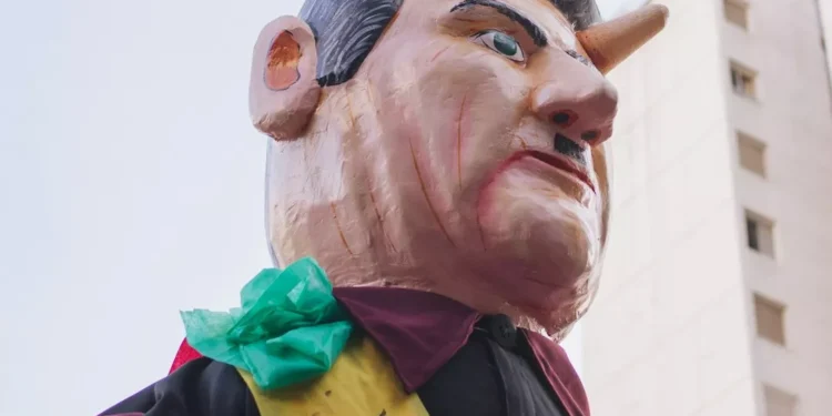 “Redefining Política: Beyond Dirty Games and Politicians”