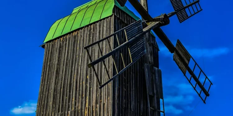 “The Crucial Role of Economía in Society’s Development”