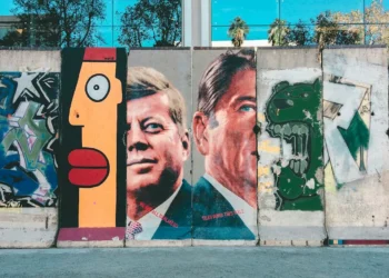 “Finding the Bright Side of “Política”: A Refreshing Perspective”