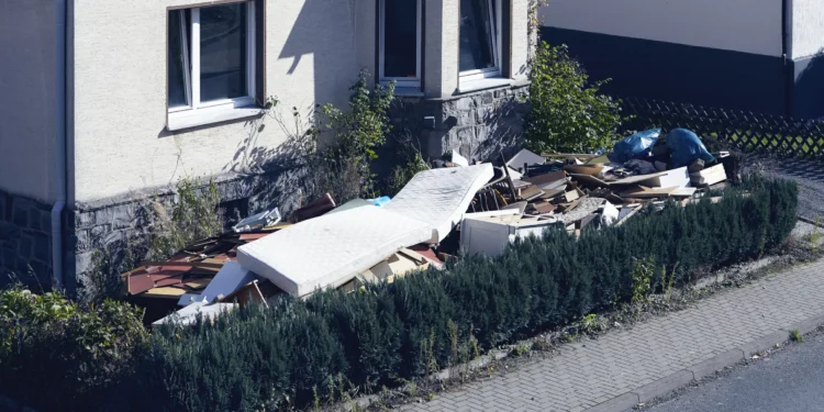 Woman Buys First Home, Internet Horrified by What’s Hidden in Backyard