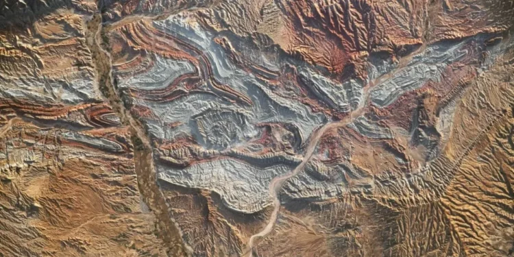 Iran’s Folded Rocks Reveal Ancient Tectonic Power at Asia-Europe Boundary