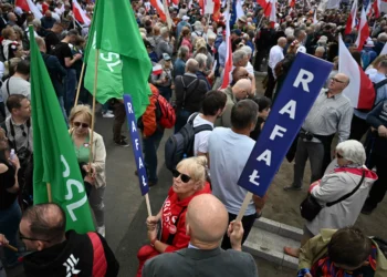 Poles rally to secure their future before presidential run-off