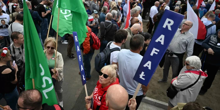 Poles rally to secure their future before presidential run-off