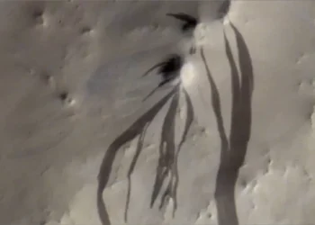 New Study Uses AI to Reveal Dry Origins of Mars’ Mysterious Slope Streaks