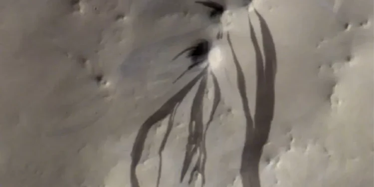 New Study Uses AI to Reveal Dry Origins of Mars’ Mysterious Slope Streaks