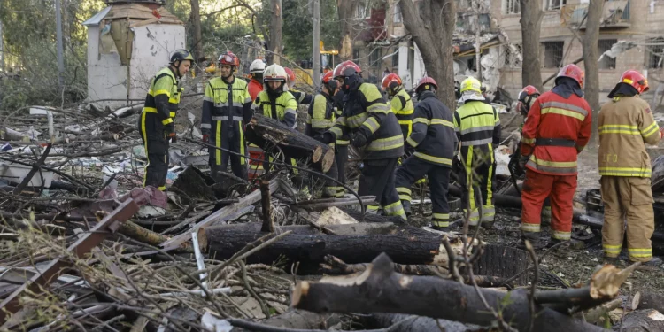 Renewed Russian strikes on Ukraine kill at least 10, injure dozens