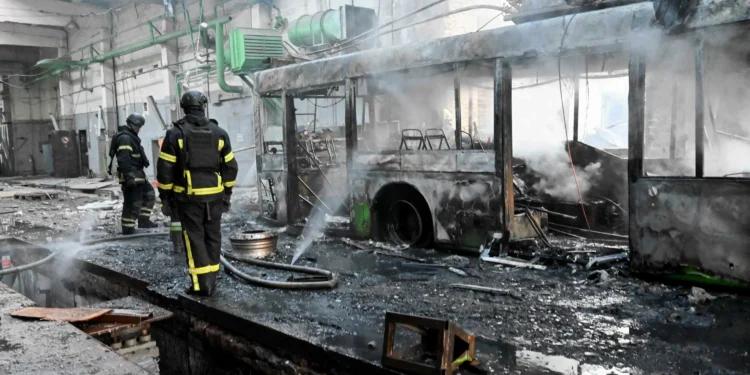 Russian attacks on Ukraine kill 2 as peace talks still uncertain