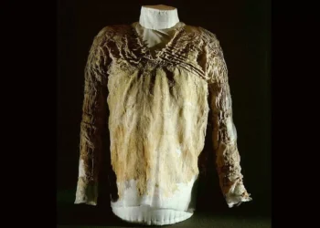 World’s Oldest Tailored Dress Found in Egyptian Tomb Dates Back Over 5,000 Years