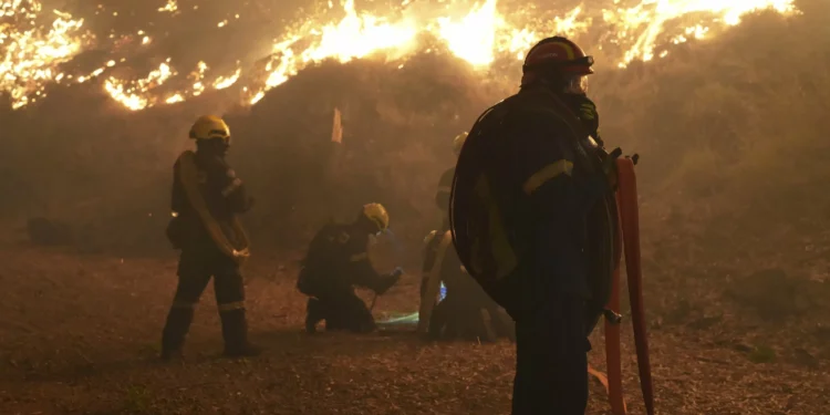 Greek firefighters struggle for 2nd day to control blazes on Chios