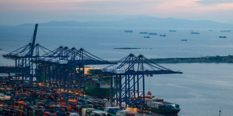 Greek port workers block arms shipment to Israel at Piraeus