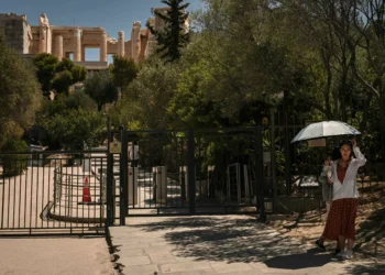 Greece shuts Acropolis, limits outdoor work amid 2nd heat wave