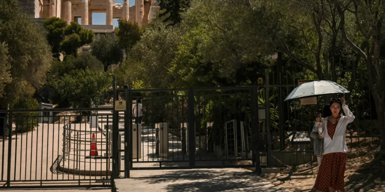 Greece shuts Acropolis, limits outdoor work amid 2nd heat wave