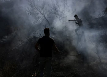 Crete wildfire rages for 3rd day, forcing mass exodus amid heat wave