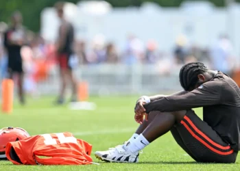 Legendary Browns QB Sends Ominous Shedeur Sanders Warning to Team