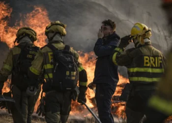 Wildfires sweep S. Europe as Spain seeks EU aid, Greece gains ground