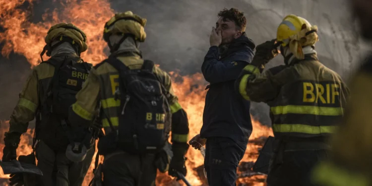 Wildfires sweep S. Europe as Spain seeks EU aid, Greece gains ground