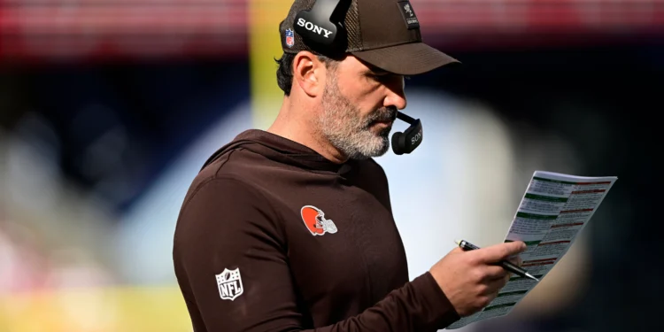 Browns' Kevin Stefanski Ripped for Strange Shedeur Sanders Habit