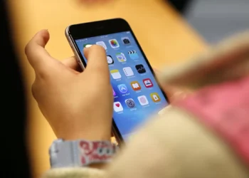 Parents voice screen time transparency concerns as school breaks approach