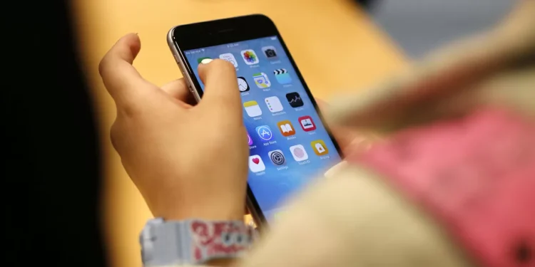 Parents voice screen time transparency concerns as school breaks approach