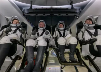 Ailing astronaut, colleagues return to Earth in first NASA medical evacuation