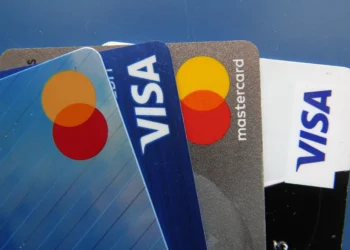 4 in 10 Canadians used credit cards more last year than in 2024: report