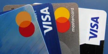 4 in 10 Canadians used credit cards more last year than in 2024: report