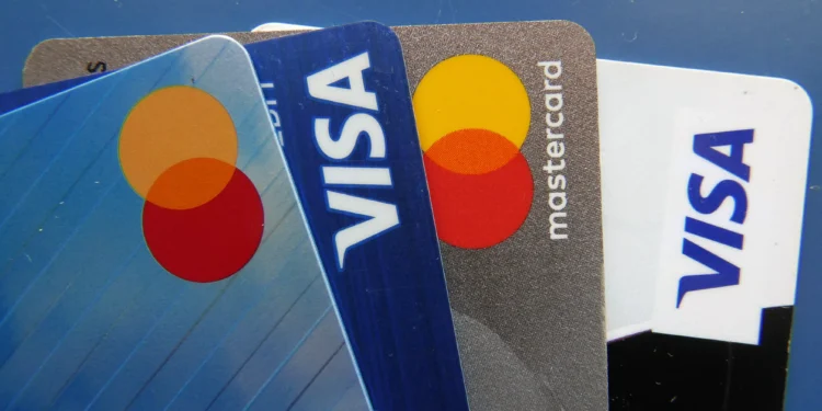 4 in 10 Canadians used credit cards more last year than in 2024: report